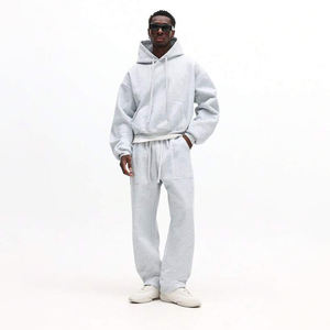 ชุดแทรคสูทผ้าฟลีซสีเทาอ่อน 300gsm แบบมีกระเป๋าปะติด พิมพ์ลาย เสื้อฮู้ดดี้โอเวอร์ไซส์ กางเกงขายาวทรงกว้าง ตัดเย็บอย่างพรีเมียม - Product Image 1