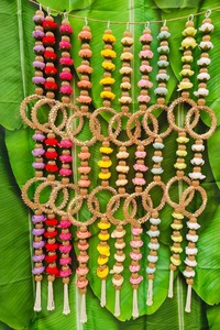 Grandes perles dorées Chudi Peony Flower Latkan Tenture murale pour toutes les occasions et la décoration de festival avec une nouvelle idée tendance - Product Image 5