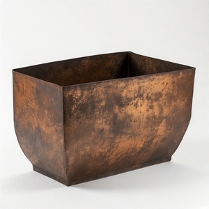 Urna con patas romanas con leones decorativos fundidos en acabado antiguo diseñados para exhibiciones florales o de jardín - Product Image 2