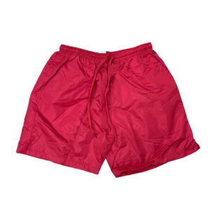 Achetez de nouveaux shorts bermuda pour hommes en polyester rouge uni, séchage rapide, taille à cordon, style décontracté avec poches - Product Image 3