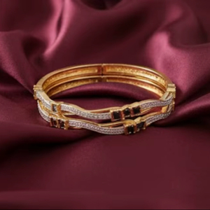 Hermoso AD CZ Full Stone High Gold Polish Fancy Style 2 Brazaletes Set Elegante Ropa de fiesta Joyería para mujeres y funciones de boda - Product Image 1