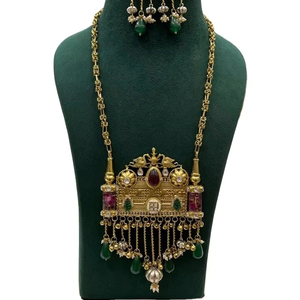 Ensemble de collier de style Kundan ethnique indien de luxe, fait à la main, plaqué or, imitation bijoux de mariée, fabriqué en laiton, lien pour les fêtes - Product Image 1