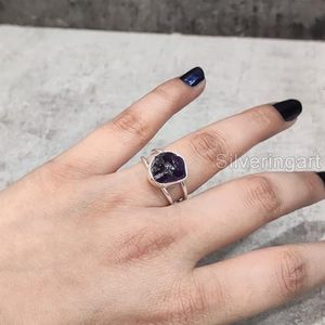 แหวนเงินแท้ 925 ประดับพลอยแอมะทิสต์ธรรมชาติ สำหรับผู้หญิง ดีไซน์วงคู่ งานแฮนด์เมด เหมาะเป็นของขวัญคริสต์มาส หรือของขวัญวันเกิดเดือนกุมภาพันธ์ - Product Image 1