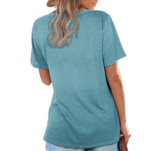 T-shirt décontracté à manches courtes et col en V pour femmes, couleur unie, broderie imprimée, logo en toile polyester - Product Image 3