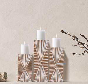 Exquisitos candelabros de madera Lavado blanco natural Acabado con un atractivo rústico atemporal Decoración perfecta para el hogar Calidez y elegancia - Product Image 2