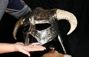 Casco de cuerno vikingo medieval Diy con hoja de acero de alto carbono traje griego usable personalizable OEM para acampar - Product Image 2