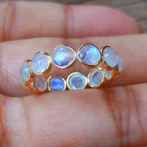 Bague de fiançailles minimaliste en pierre de lune arc-en-ciel taille poire, argent sterling 925 massif plaqué or 18 carats, bijoux fins, fête de mariage - Product Image 1