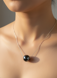 Colgante Solitario de Perla Negra Tahitiana Redonda de 14 mm, Grado AAA, Oro Blanco de 18K, Joyería Fina de Lujo al por Mayor - Product Image 2