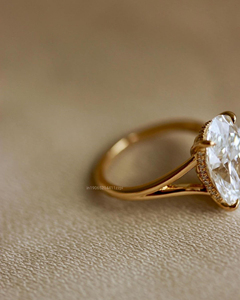 Bague de fiançailles en moissanite de 3 ct à coupe ovale avec halo caché Bague ovale allongée en glace pilée dans un cadre moderne classique pour elle - Product Image 6