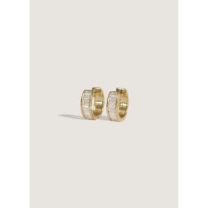 Boucles d'oreilles Bobbi Baguette Huggie en diamant, bijoux élégants de style Huggie en diamant - Product Image 1