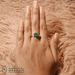 Solitario de diamante de corte redondo verde con anillo de compromiso de acento para mujer - Product Image 4