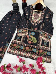 Traje de Dos Piezas para Mujer Unity Luxure, Estampado Digital de Lujo, Tela Crepé Suave Premium, Kurti Floral con Pantalones a Juego - Product Image 5