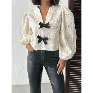 Blouses et chemises pour femmes Topshow en gros – Blouse en dentelle avec élégant détail nœud en pierre - Product Image 2
