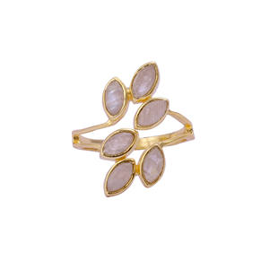 Elegante forma de marquesa anillo de piedras preciosas de Latón chapado en oro piedra natal de junio con diseño de hoja de piedra lunar arcoíris anillos de bisel de moda - Product Image 1