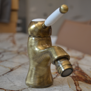 Mitigeur de bidet en laiton de style vintage avec bec pivotant et deux poignées, finition bronze antique, fabriqué en Italie - Product Image 3