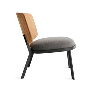 Fauteuil élégant avec un rembourrage solide et des lignes modernes raffinées conçues pour rehausser les intérieurs contemporains. - Product Image 3