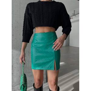 Falda de cuero acolchada para mujer con abertura en color verde - Product Image 5