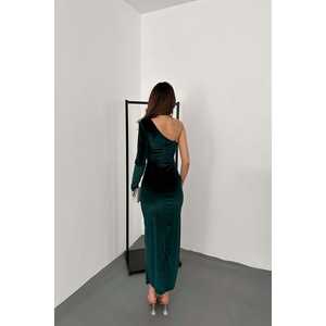 Vestido de Esmeralda al por Mayor con Hombro Descubierto, Detalle de Tiras con Pedrería y Cintura Natural - Product Image 6