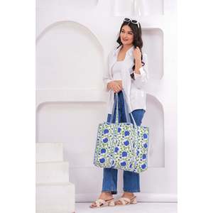 Bolso Tote Azul con Diseño Floral, Bolso de Mano Elegante con Bordado Moderno, Forro de Algodón de Alta Calidad, Cierre Abierto para el Verano - Product Image 3