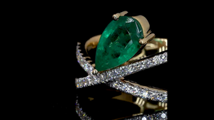 Bague en émeraude verte de laboratoire en forme de poire avec diamants ronds cultivés en laboratoire |   Bague ethnique, religieuse et de bureau Criss Cross - Product Image 3