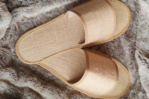 Pantoufles d'hôtel en jute à bout ouvert Conception de salle de bain anti-fantaisie confortable Tissé Textile durable teint en plaine réglable - Product Image 2