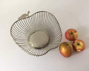 Cesta de Frutas de Metal de Hierro Hecha a Mano con un Patrón Único que Brinda un Ambiente Rústico y Artístico al Espacio de la Cocina - Product Image 1