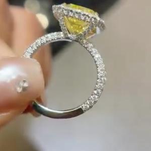 Anillo de Compromiso con Halo de Diamantes Amarillos de Laboratorio de 5.00 Quilates con Certificación IGI, Anillo de Compromiso con Diamante Amarillo Central de 4 Quilates con Corte Cojín para Mujer - Product Image 6