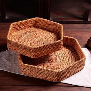 Plateau de service en rotin écologique en bois naturel avec forme de taille tendance pour la maison, les hôtels et les restaurants - Product Image 2