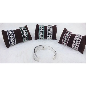 Accessoires de bijouterie Vêtements de tous les jours Bracelet AD Étincelle simple mais sophistiquée pour un usage quotidien Disponible dans des tailles personnalisées - Product Image 1