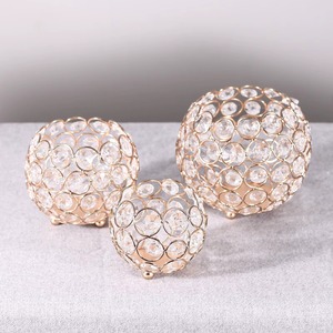 Bougeoir rond décoratif en cristal et en métal, finition dorée, idéal pour la décoration de chambre à coucher, les fêtes et les occasions spéciales, en provenance d'Inde - Product Image 1