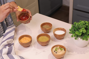 Ensemble de trois petits bols de service en bois d'acacia faits à la main 3.25x2 pouces pour collations condiments trempettes ou bonbons et condiments de cuisine - Product Image 2