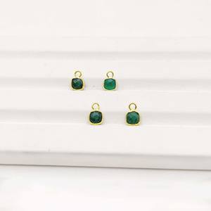 Breloque coussin émeraude, minuscule pendentif en pierre précieuse à facettes dans une lunette plaquée or pour breloques de boucles d'oreilles faites à la main et fabrication de bijoux - Product Image 1