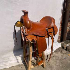 Ensemble de selle western en cuir haut de gamme avec motif Barrel Racing et arceau en bois |   Accessoires d'équitation en acier inoxydable façonnés à la main - Product Image 2