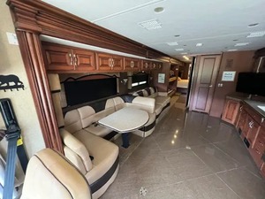 Vendedor Verificado, Autocaravana Usada Fleetwood DISCOVERY 40G Modelo 2013 con Alto Rendimiento Disponible para la Venta - Product Image 3