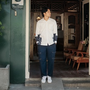 Elegante camisa blanca de manga larga con patrón étnico azul marino acentos en las mangas y el dobladillo para un aspecto moderno refinado de Indonesia - Product Image 5