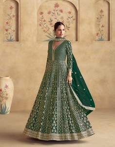 Georgette de qualité supérieure avec broderie fonctionne robe Anarkali pour le mariage et la fête disponible à la quantité en vrac de l'Inde - Product Image 5