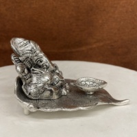 Nouvel arrivage de Ganesha Diya en forme de feuille de métal plaqué argent fait à la main de 4 pouces pour les cadeaux et la décoration de la maison