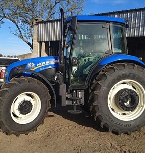 Tracteur New-Holland pour les opérations agricoles. - Product Image 1