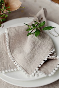 Ensemble de serviettes en lin blanc pur de Noël faites à la main avec serviette et accessoires en tissu de style élégant Pom Pom - Product Image 5