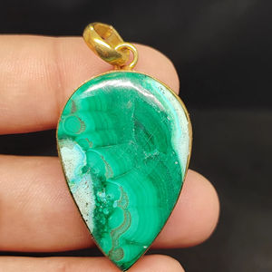 Pendentif en laiton fait main avec cabochon en malachite verte naturelle - Product Image 1