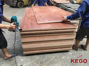 Contreplaqué Kego Vietnam 28 mm x 1160 x 2400 mm, eucalyptus lourd, poncé et poli, extérieur, E1, résistant à l'eau, bords rainurés - Product Image 4