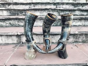 Cuerno para beber natural vikingo con soporte de cuerno y moldura dorada de latón de alta calidad - Product Image 2