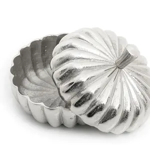 Belle boîte à bonbons en forme de légume en aluminium argenté Boîte de rangement de bonbons élégante idéale pour les fêtes, les chocolats et les cadeaux - Product Image 5