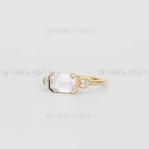 แหวนหมั้นเพชรที่เจียระไนจากมรกตคุณภาพระดับพรีเมี่ยม | ดีไซน์หินสามชิ้นพร้อมเพชรด้านข้างรูปลูกแพร์925เงินสเตอร์ลิง - Product Image 5