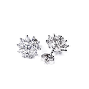 ต่างหูเพชรโมอิสซาไนต์ทรงกลมแบบติดหู ดีไซน์ดอกทานตะวัน ชุบทองคำขาว ประดับบนตัวเรือนเงิน  สวยงาม คลาสสิก  มีสไตล์ และเรียบง่าย จาก Tianyu Gems - Product Image 4