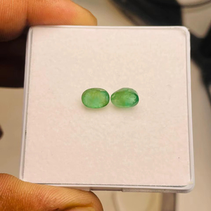 มรกตธรรมชาติ 2 เม็ด ทรงรี น้ำหนัก 2.70 กะรัต อัญมณีคุณภาพดี ประกายสวยงาม สีเขียวสวยงาม ขัดเงาอย่างสมบูรณ์แบบ เหมาะสำหรับทำเครื่องประดับทุกชนิด - Product Image 1