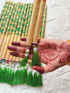 Handmade byandej dekoratif kayu Dandiya dengan rumbai Garba tongkat untuk Navratri perayaan tari untuk wanita atau pasangan
