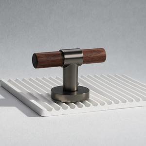 Poignée de porte en bois antique au design vintage classique, idéale pour la décoration rustique, le bureau et les intérieurs traditionnels de l'Inde - Product Image 3