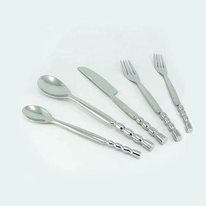 Ensemble de 4 couverts en acier inoxydable avec poignées en métal Table à manger parfaite Ustensiles de cuisine Usage quotidien Couverts plaqués or - Product Image 6