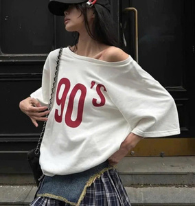 HT25 T-shirt à manches courtes avec épaule inclinée style américain classique coupe ample vêtements d'été pour les femmes demi-manches épaules dénudées - Product Image 4